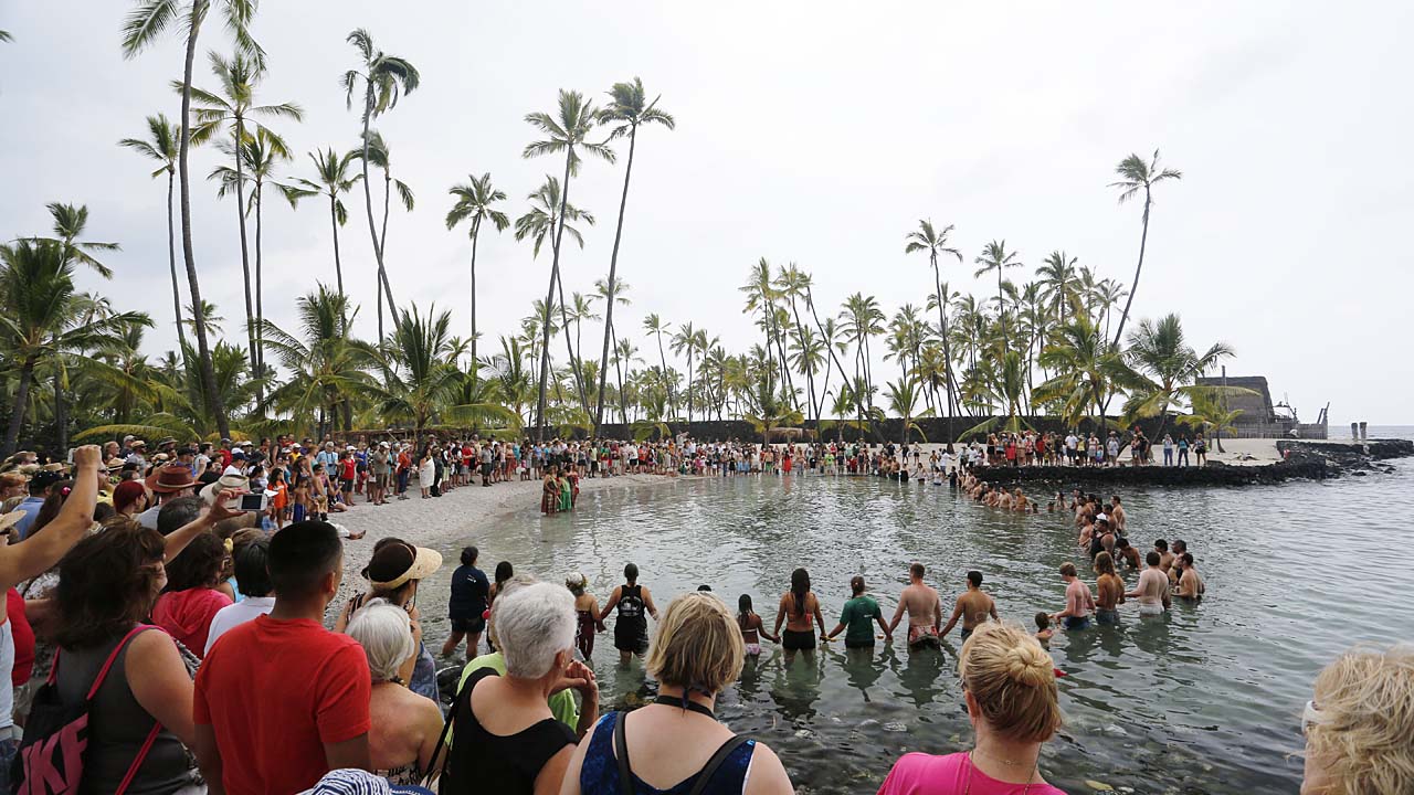 Hukilau fishing demonstration