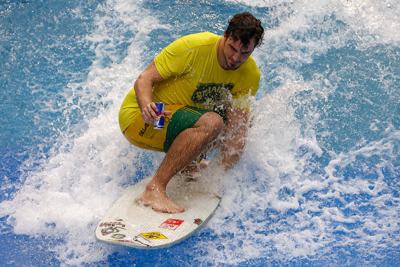 Surfer mit Red Bull Dose, City Wave, Winterthur, Schweiz