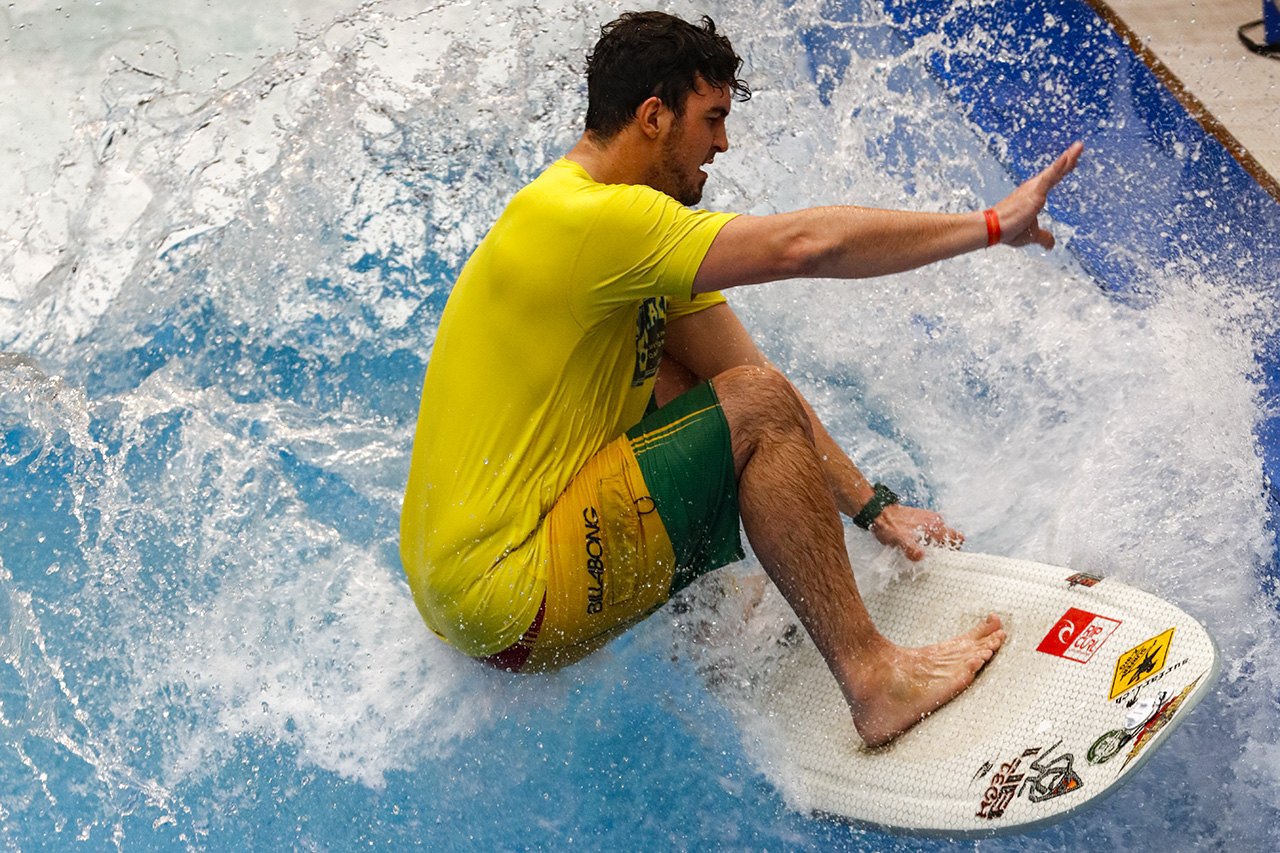 Surfer mit Red Bull Dose, City Wave, Winterthur, Schweiz