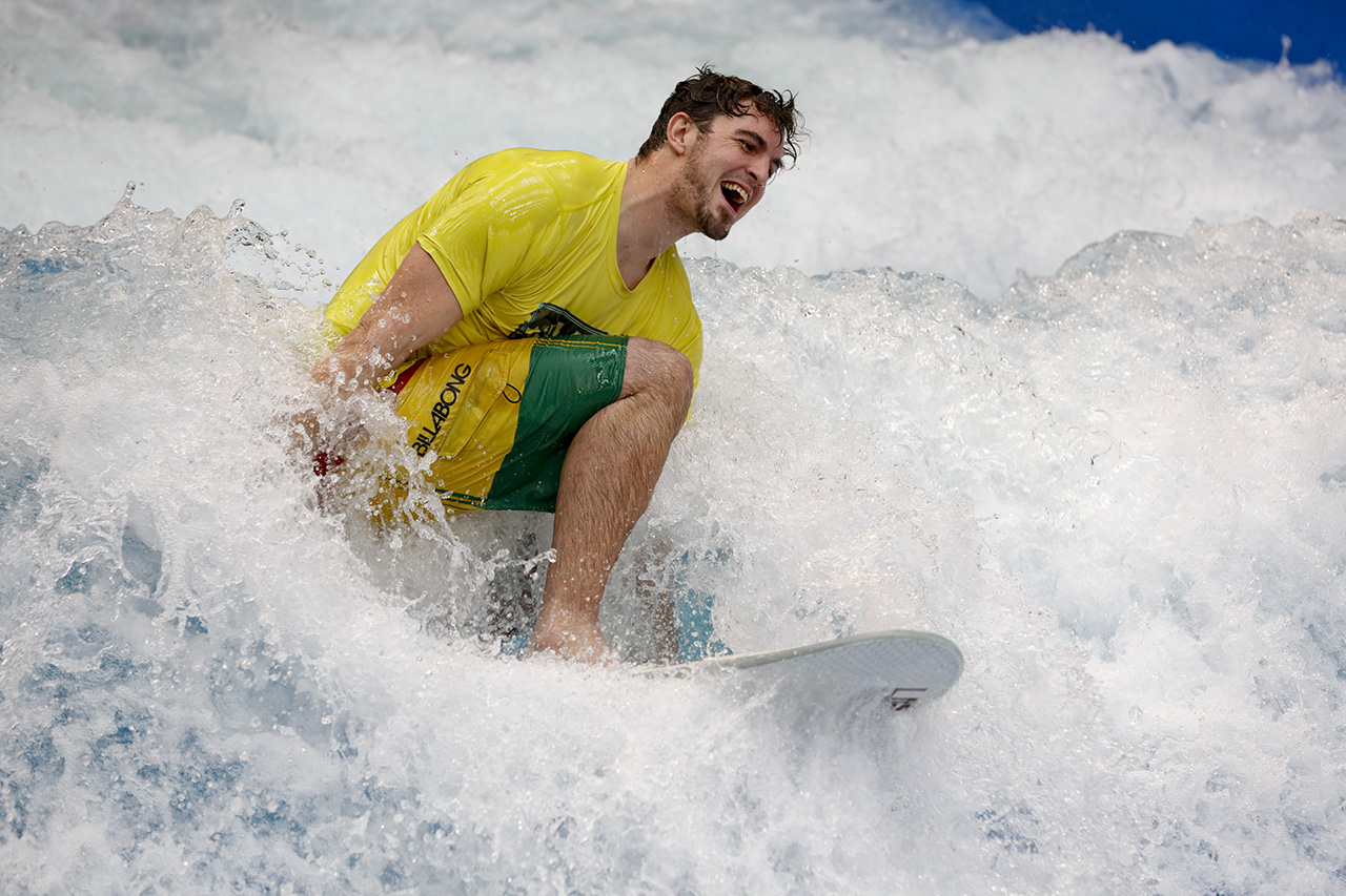 Surfer mit Red Bull Dose, City Wave, Winterthur, Schweiz