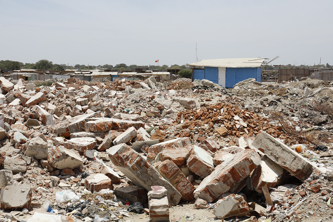 (Unstructured) land claiming and building, Polvorines, Pirua, Peru