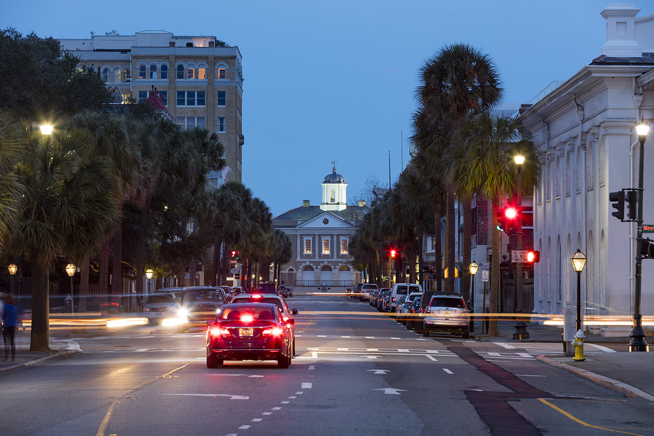 View down Broad Street towards the Old Exchange & Provost Dungeon building, Broad / East Bay St, Charleston, South Carolina, USA