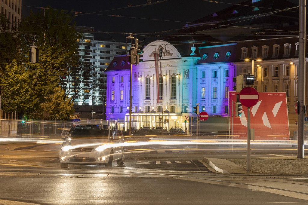 Bunt beleuchtetes Konzerthaus bei Nacht, Wien, Österreich