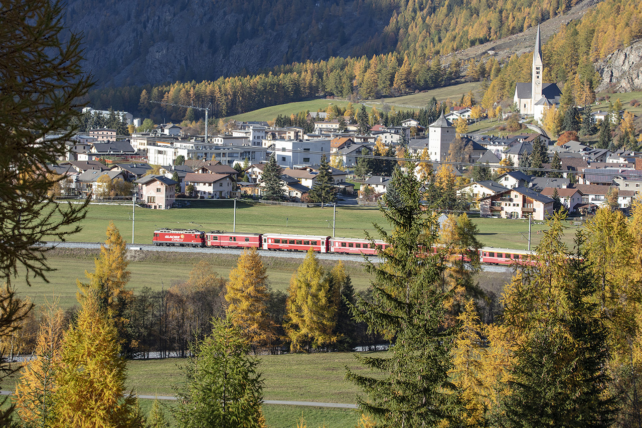 Zug, Rhätische Bahn, Kurve vor Zernez, Graubünden, Schweiz