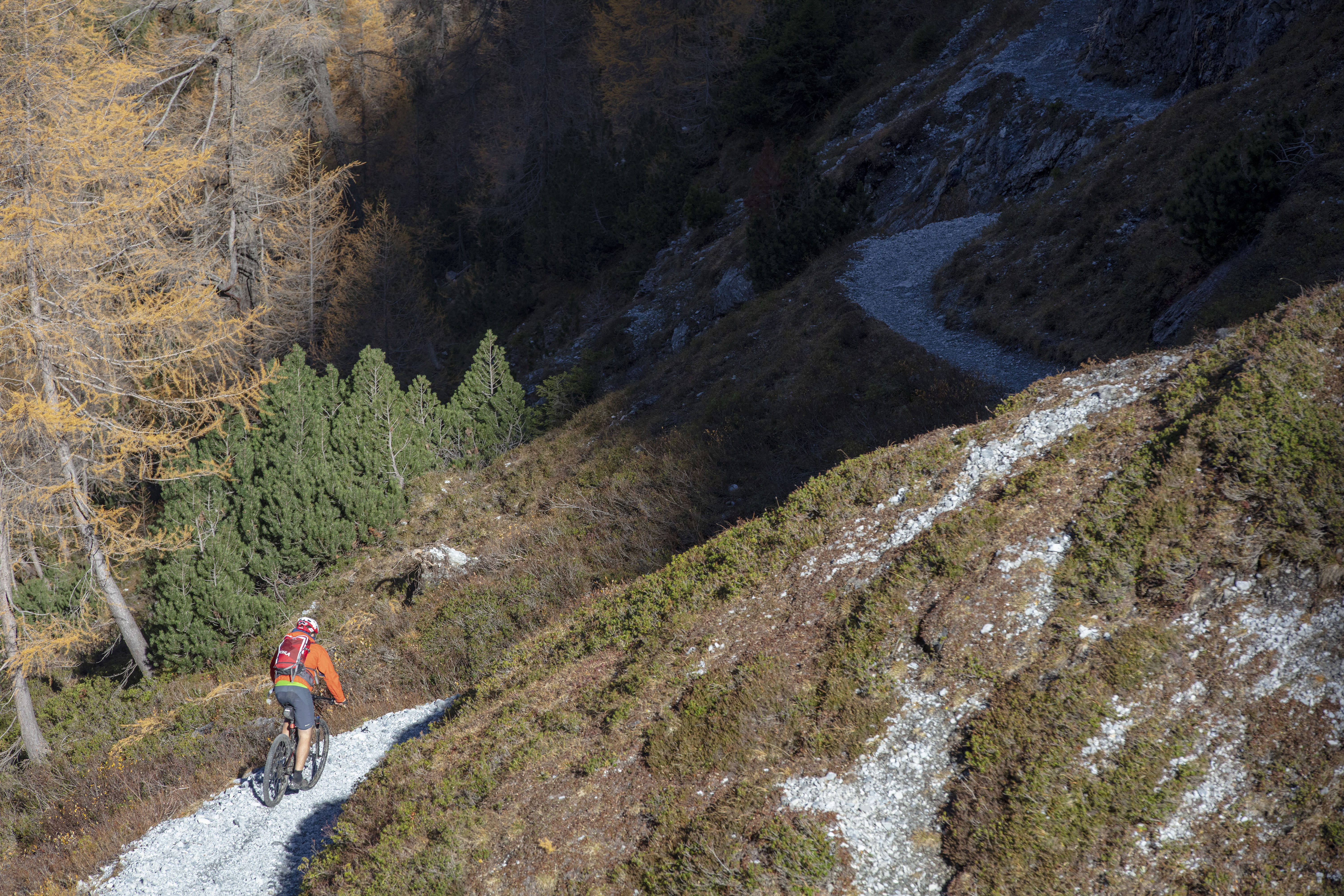 Biker in der Schlucht, Val d'Uina, Graubünden, Schweiz