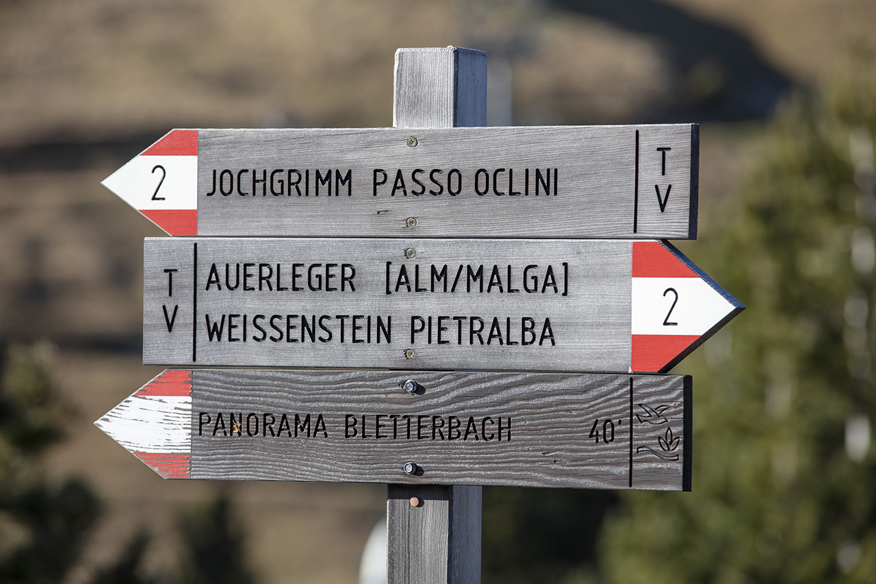 Wegweiser am Jochgrimm Pass, Passo Oclini, Deutschnofen, Südtirol, Italien