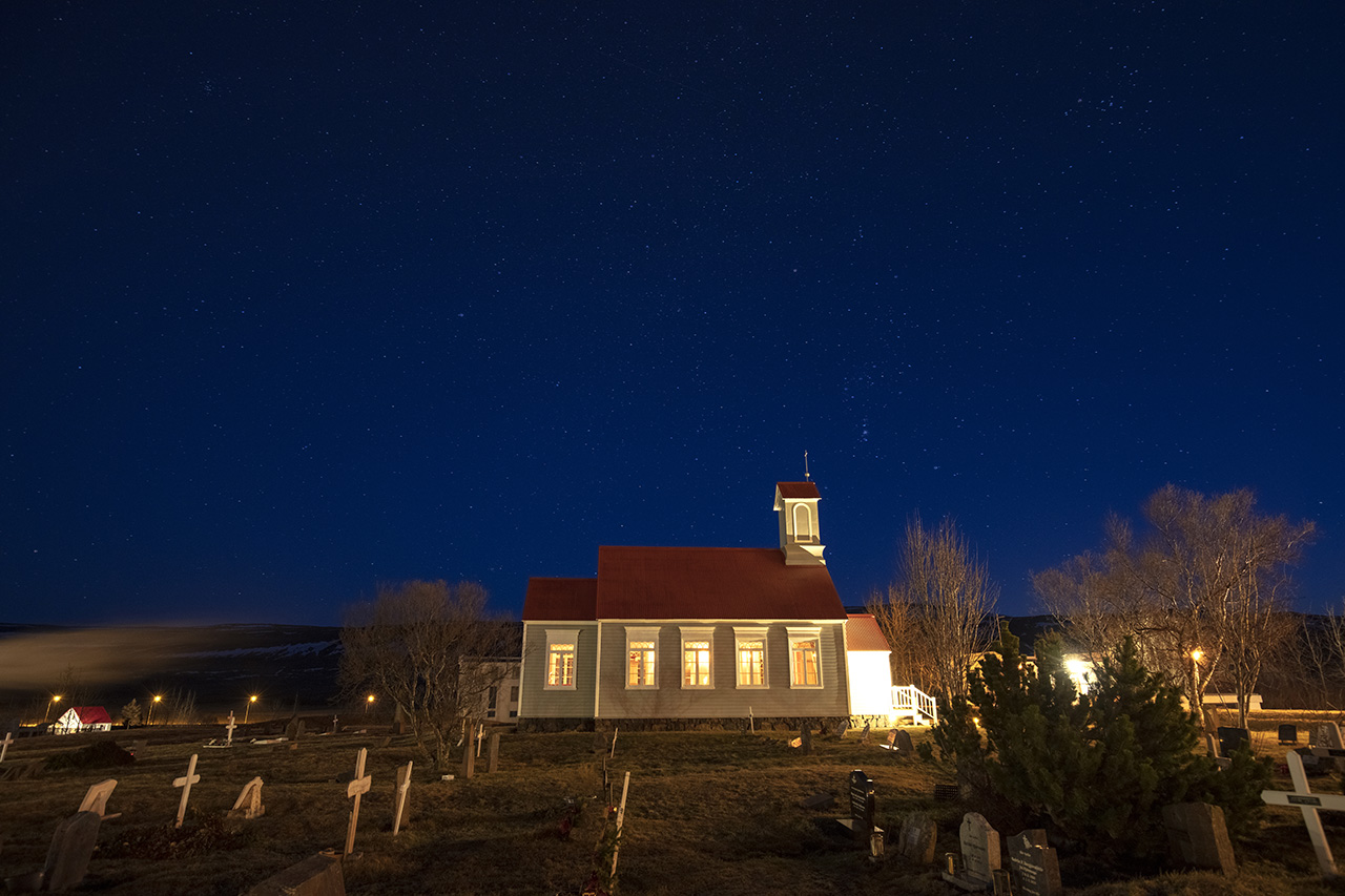 Kirche unter Sternenhimmel, Reykholt, Island