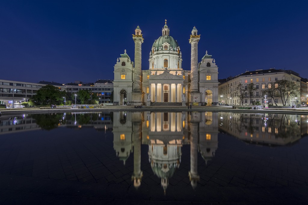 Karlskirche reflektiert im Teich, Wien, Österreich