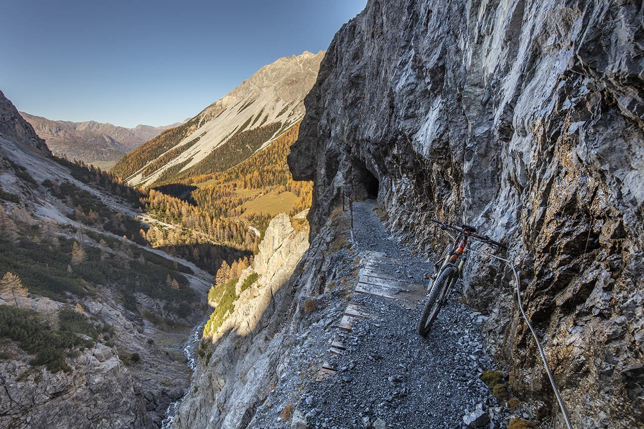 Felsenschlucht Val d'Uina mit einem e-Mountainbike, Scuol, Engadin, Graubünden, Schweiz