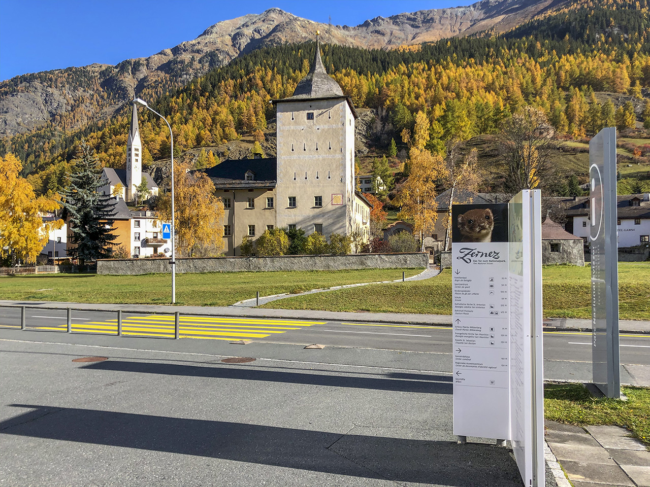 Nationalparkzentrum und Schloss Planta-Wildenberg, Zernez, Engadin, Graubünden, Schweiz