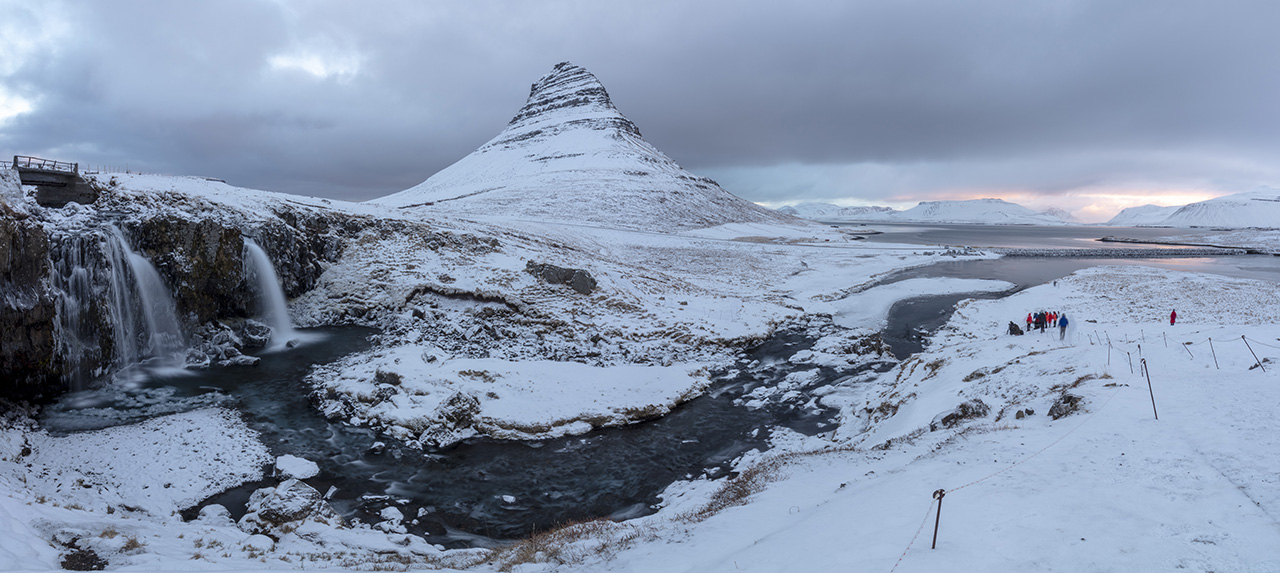 Kirkjufell und Kirkjufellsfoss im Winter, Grundarfjörður, Vesturland, Iceland