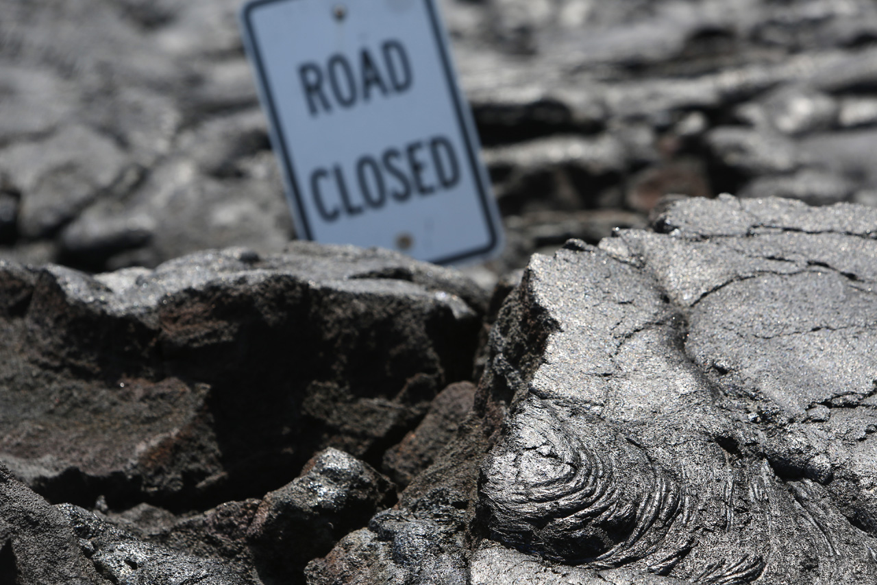 Schild "Road closed", Strasse gesperrt, Lavafeld in der Ostriftzone, Kilauea Vulkan, Big Island of Hawai'i, USA