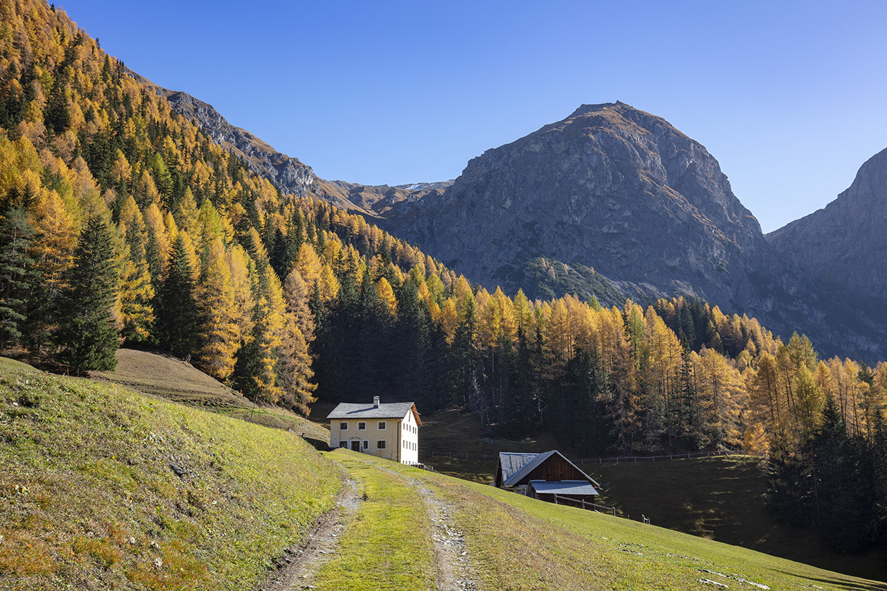 Uina Dadaint Alphütte auf dem Weg zur d'Uina Schlucht, GR, Schweiz