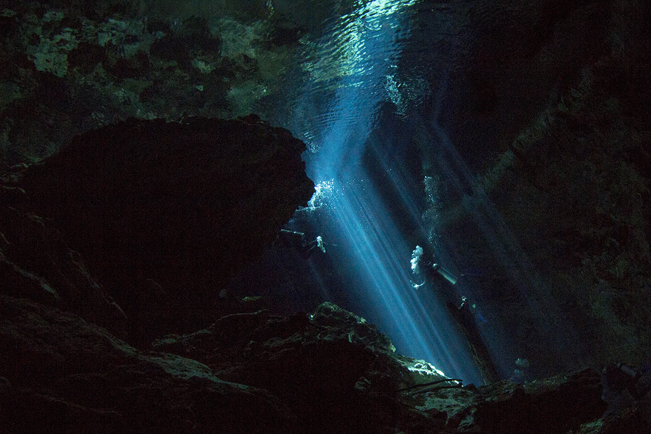 Lichteinfall von der Höhlendecke, Cenote Tajma Ha, Playa del Carmen, Quintana Roo, Mexico