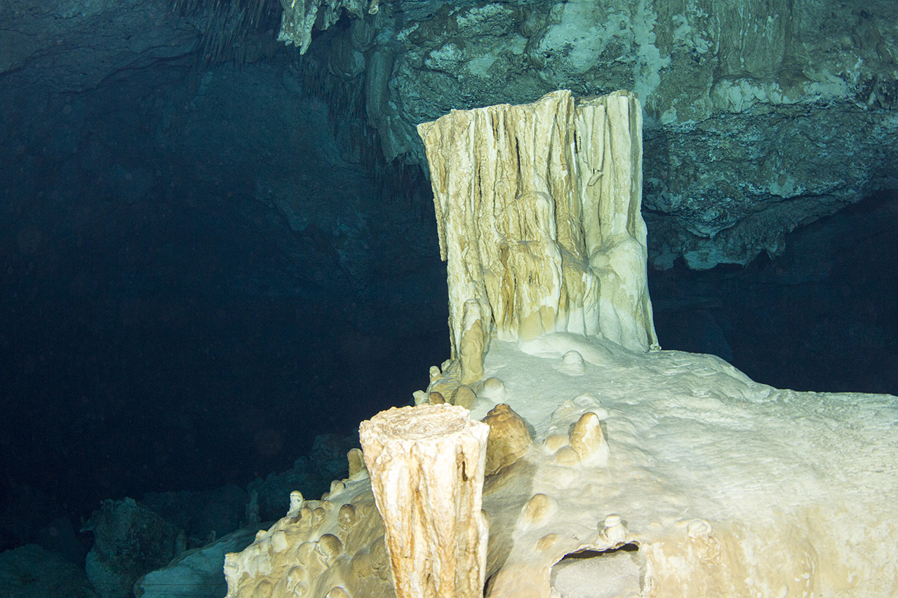 Stalagmiten in der Cenote Tajma Ha, Playa del Carmen, Quintana Roo, Mexico