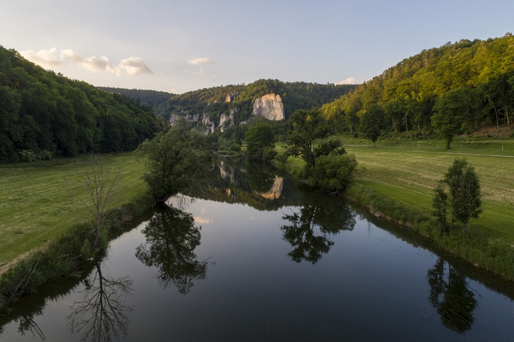 Sandsteinfelsen spiegelt sich in der Donau, Naturpark Obere Donau, Beuron, Landkreis Sigmaringen, Baden-Württemberg, Deutschland