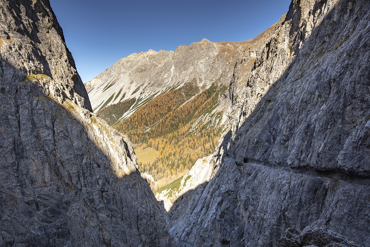 Felsenweg, Felsengalerie im Val d'Uina, Scuol, Engadin, Graubünden, Schweiz