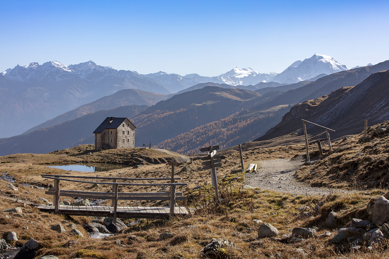 Berghütte Sesvenna vor Alpenpanorama mit Ortler, Südtirol, Italien