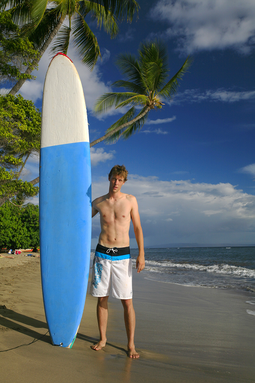 Surfen am Strand von Lahaina auf Maui, Hawai'i, USA