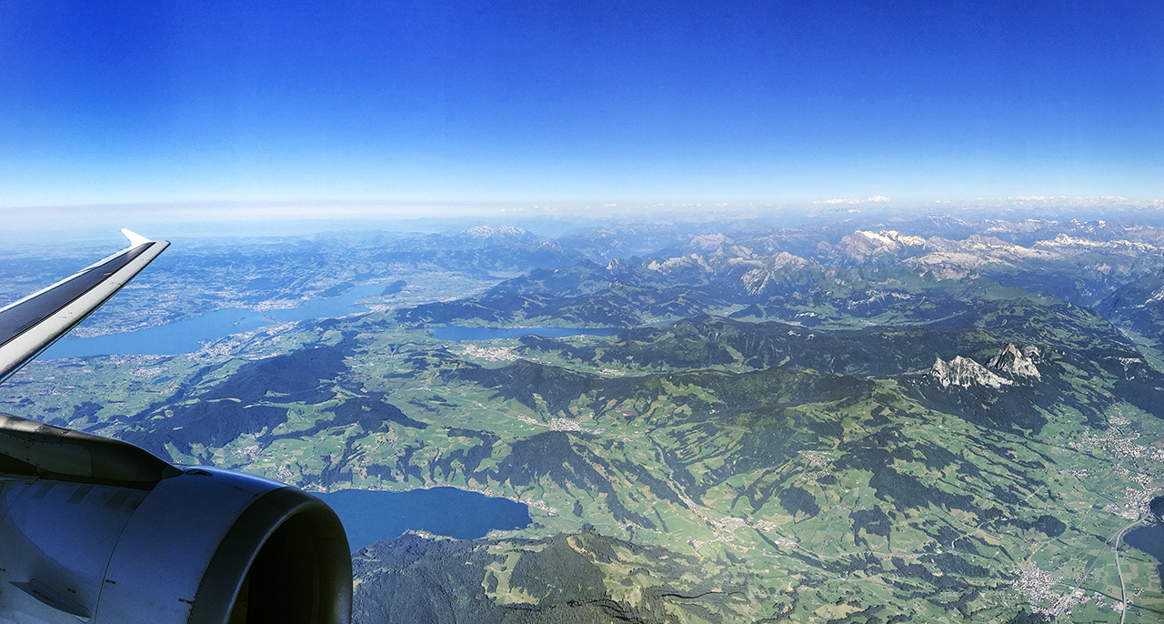 Voralpenpanorama mit Zürichsee, Sihlsee, Zugersee und Mythen, Flug von Zürich nach Rom, Schweiz