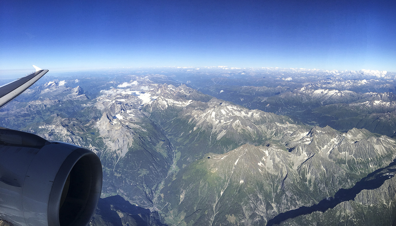 Alpenpanorama mit Blick ins Maderanertal, links davon die Windgällen und rechts das Bristenseeli. Hinten rechts die Surselva. Alpenflug Zürich-Rom, Schweiz