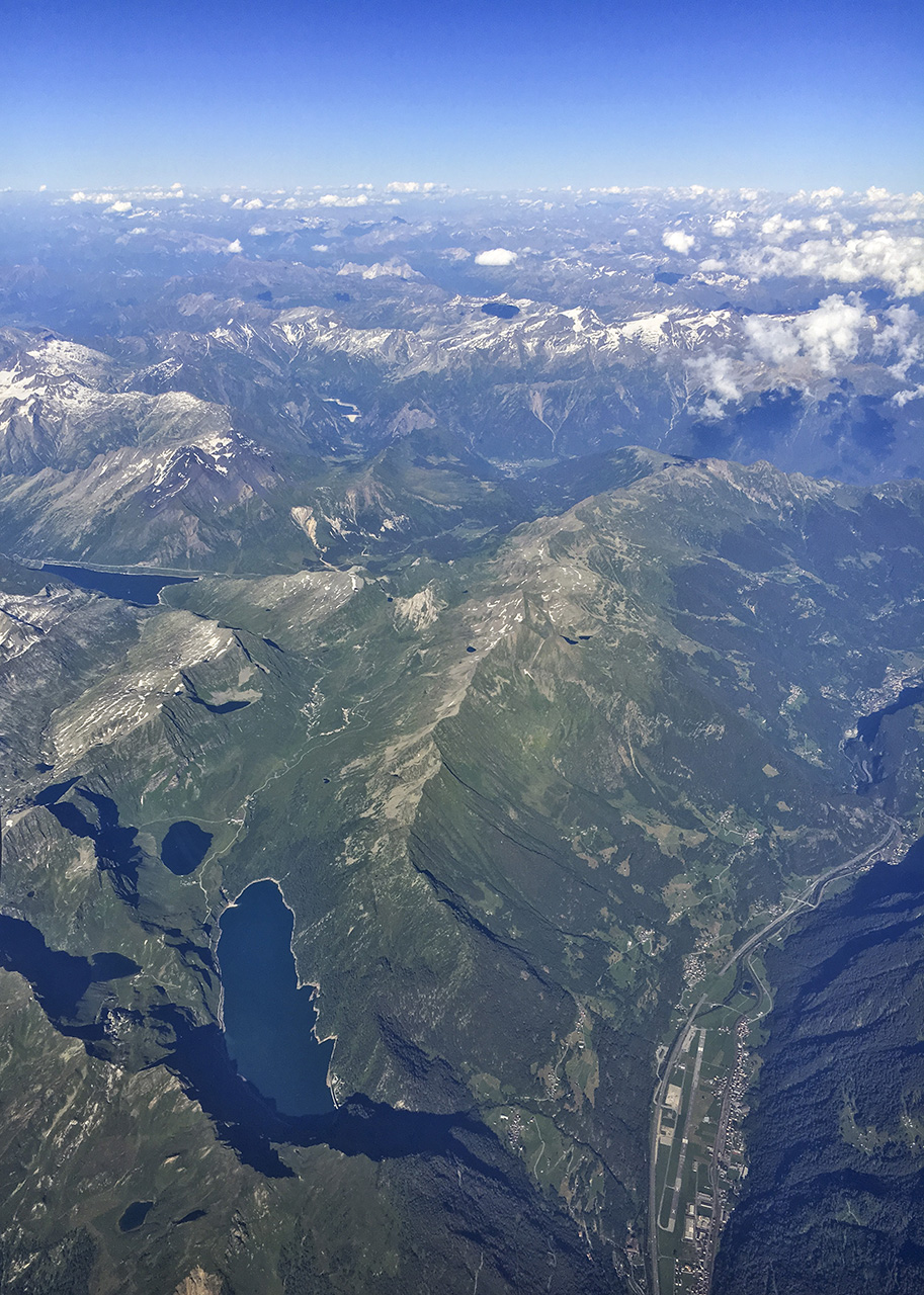 Alpenpanorama mit Blick in die Obere Leventina, links der Ritomsee, rechts der Flugplatz Ambri, hinten Bellinzona, Alpenflug Zürich-Rom, Schweiz