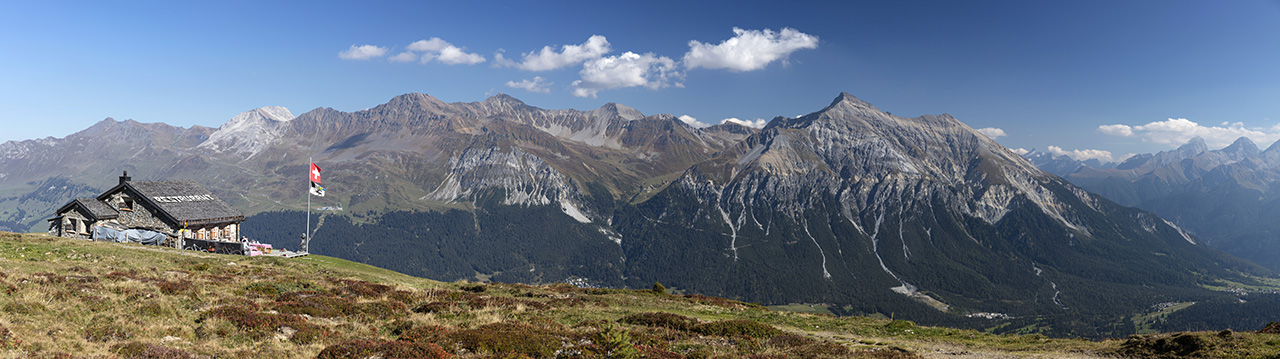 Alpenpanorama mit Parpaner Rothorn, Aroser Rothorn, Piz Naira, Lenzerhorn und Piz Linard, aufgenommen vor der June Hütte, Scalottas, Lenzerheide, Graubünden, Schweiz